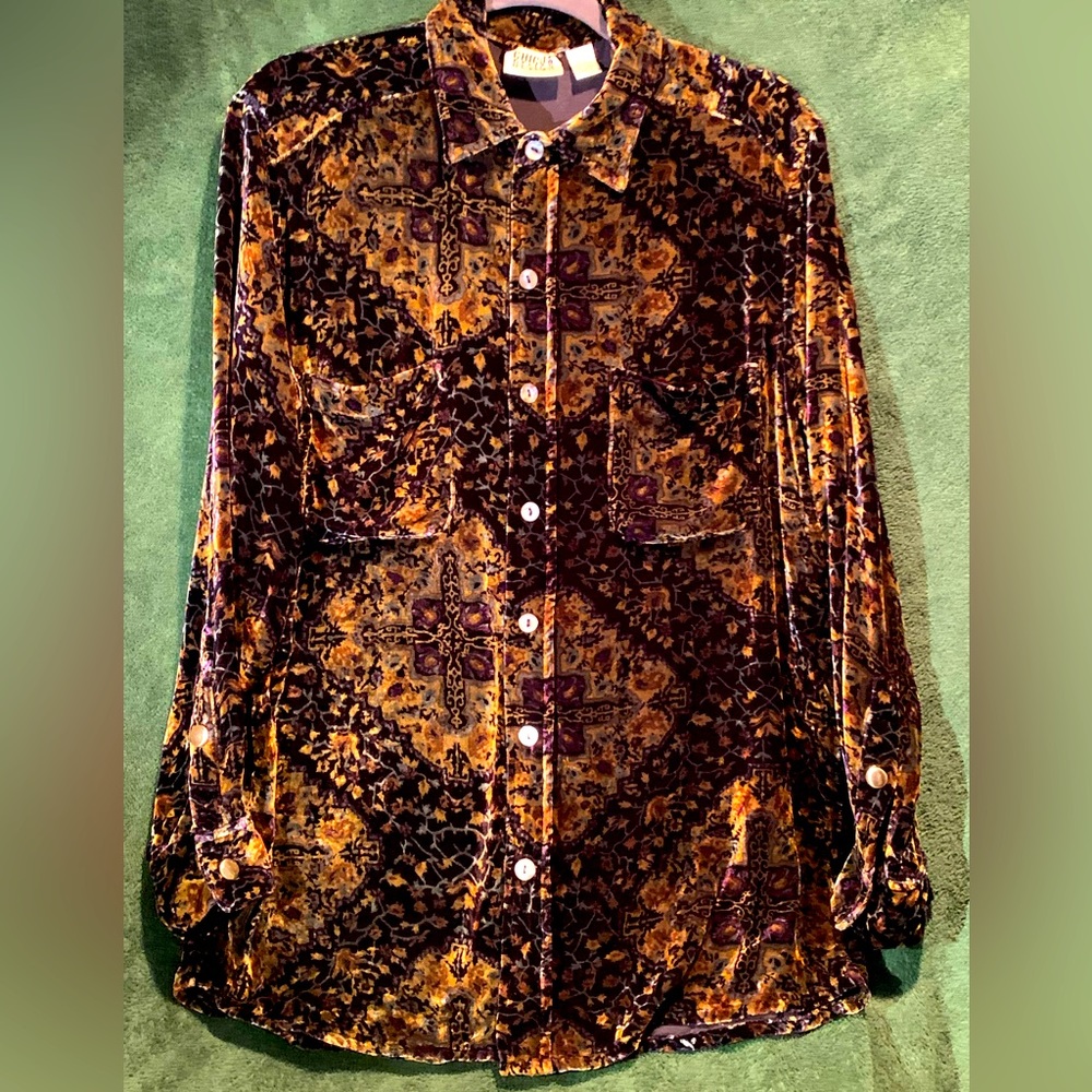 Chico’s velvet button down Size 2 Persian Rug pattern Beautiful colors